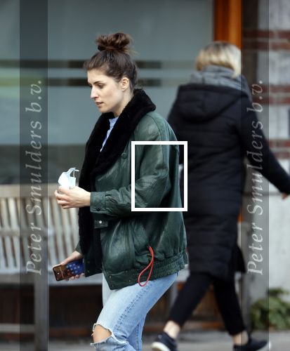 Amsterdam 5 maart 2021
Marieke Elsinga en haar vriend Sander verhuizen naar hun nieuwe huis . De studenten verhuizer verhuist ze.