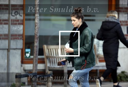 Amsterdam 5 maart 2021
Marieke Elsinga en haar vriend Sander verhuizen naar hun nieuwe huis . De studenten verhuizer verhuist ze.