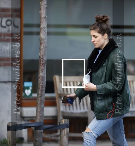 Amsterdam 5 maart 2021
Marieke Elsinga en haar vriend Sander verhuizen naar hun nieuwe huis . De studenten verhuizer verhuist ze.