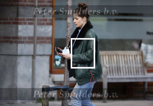 Amsterdam 5 maart 2021
Marieke Elsinga en haar vriend Sander verhuizen naar hun nieuwe huis . De studenten verhuizer verhuist ze.