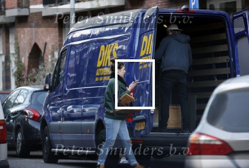 Amsterdam 5 maart 2021
Marieke Elsinga en haar vriend Sander verhuizen naar hun nieuwe huis . De studenten verhuizer verhuist ze.