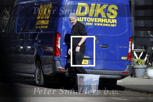 Amsterdam 5 maart 2021
Marieke Elsinga en haar vriend Sander verhuizen naar hun nieuwe huis . De studenten verhuizer verhuist ze.
