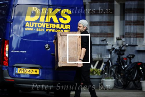 Amsterdam 5 maart 2021
Marieke Elsinga en haar vriend Sander verhuizen naar hun nieuwe huis . De studenten verhuizer verhuist ze.