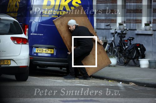 Amsterdam 5 maart 2021
Marieke Elsinga en haar vriend Sander verhuizen naar hun nieuwe huis . De studenten verhuizer verhuist ze.