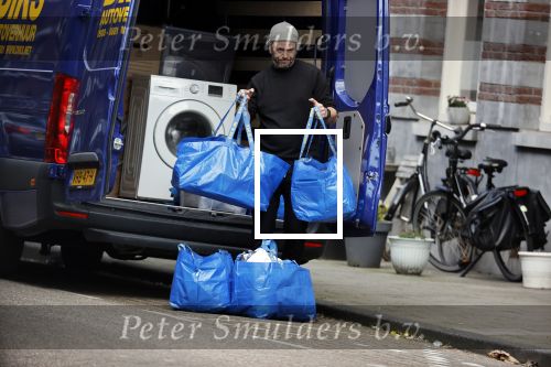Amsterdam 5 maart 2021
Marieke Elsinga en haar vriend Sander verhuizen naar hun nieuwe huis . De studenten verhuizer verhuist ze.