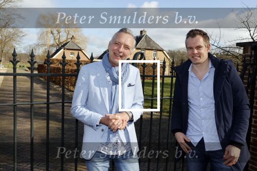 Hengelo 27 februari 2021
Op bezoekbij Martien Meiland die zijn huis verkocht heeft.
Ook spraken wij div mensen in Hengelo die het allemaal heel jammer vinden dat de familie Meiland vertrekt uit Hengelo. We spraken Dave v Aken Luuk Stam Lynet Tiggeloven en Marco Jansen. Martien met story journalist Nick Dijkman