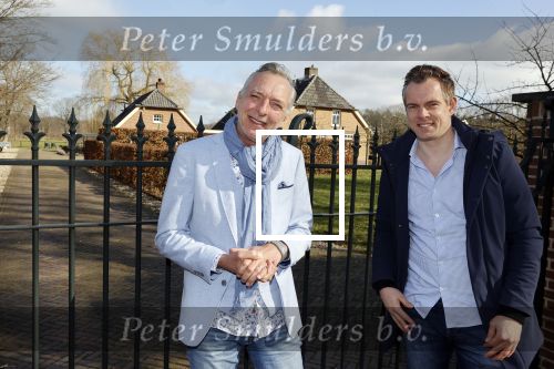Hengelo 27 februari 2021
Op bezoekbij Martien Meiland die zijn huis verkocht heeft.
Ook spraken wij div mensen in Hengelo die het allemaal heel jammer vinden dat de familie Meiland vertrekt uit Hengelo. We spraken Dave v Aken Luuk Stam Lynet Tiggeloven en Marco Jansen. Martien met story journalist Nick Dijkman