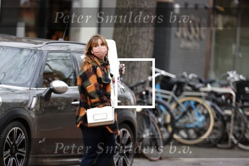 Amsterdam 18 februari 2021
Nada v Nie doet boodschappen op straat