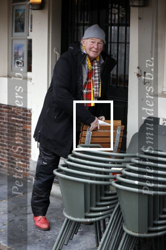 Amsterdam 4 maart 2021
Peter Faber zit elke ochtend tijdens corona bij cafe Kobalt op terras.