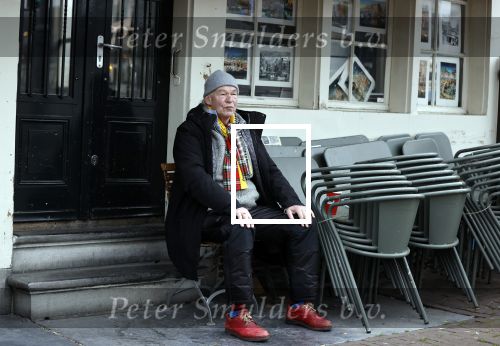 Amsterdam 4 maart 2021
Peter Faber zit elke ochtend tijdens corona bij cafe Kobalt op terras.