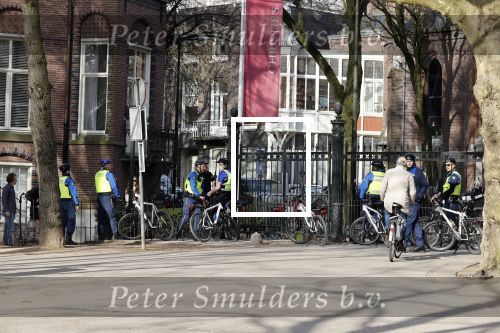 Amsterdam 25 februari 2021
De politie heeft het vondelpark afgesloten ivm drukte