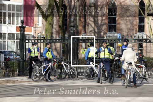 Amsterdam 25 februari 2021
De politie heeft het vondelpark afgesloten ivm drukte