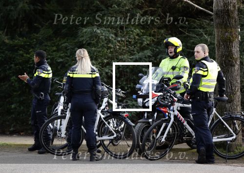 Amsterdam 21 februari 2021
Geert Wilders met zijn beveiliging in het vondelpark bij VondelCS. Veel politie aanwezig