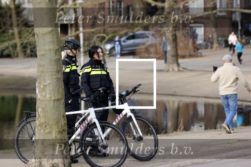 Amsterdam 21 februari 2021
Geert Wilders met zijn beveiliging in het vondelpark bij VondelCS. Veel politie aanwezig
