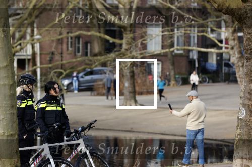 Amsterdam 21 februari 2021
Geert Wilders met zijn beveiliging in het vondelpark bij VondelCS. Veel politie aanwezig