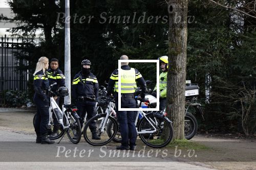 Amsterdam 21 februari 2021
Geert Wilders met zijn beveiliging in het vondelpark bij VondelCS. Veel politie aanwezig