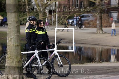 Amsterdam 21 februari 2021
Geert Wilders met zijn beveiliging in het vondelpark bij VondelCS. Veel politie aanwezig