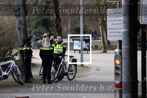 Amsterdam 21 februari 2021
Geert Wilders met zijn beveiliging in het vondelpark bij VondelCS. Veel politie aanwezig