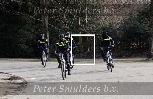 Amsterdam 21 februari 2021
Geert Wilders met zijn beveiliging in het vondelpark bij VondelCS. Veel politie aanwezig