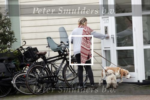 Vinkeveen 15 en 16 oktober 2019
Rachel Hazes in Vinkeveen . Er komen een koerier en een honden uitlaatservice bij haar aan de deur.