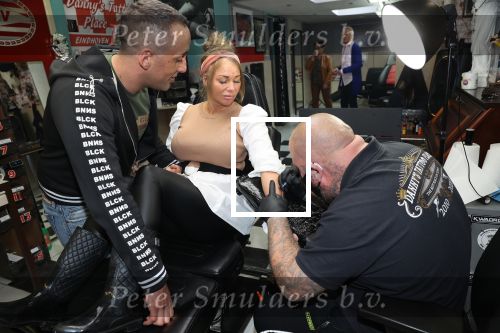 Eindhoven, 6 maart 2021
Barbie laat de naam van de jongste zoon tattoeren bij Danny van Dannyâ€™s Tattoo