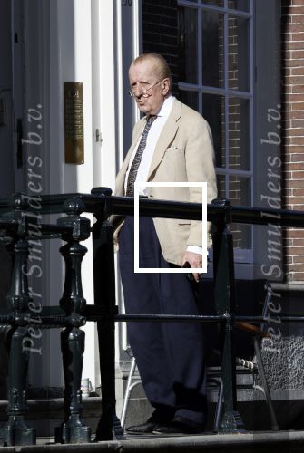 Amsterdam 26 februari 2021
Theo Hiddema in het zonnetje voor zijn huis.