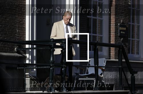 Amsterdam 26 februari 2021
Theo Hiddema in het zonnetje voor zijn huis.