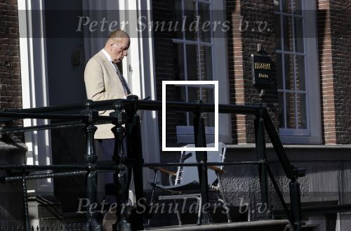 Amsterdam 26 februari 2021
Theo Hiddema in het zonnetje voor zijn huis.