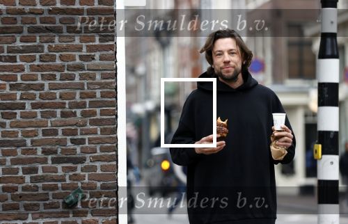 Amsterdam 4 maart 2021
Thomas Dekker met koffietje op straat.
