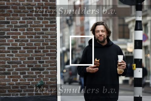 Amsterdam 4 maart 2021
Thomas Dekker met koffietje op straat.