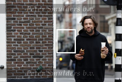 Amsterdam 4 maart 2021
Thomas Dekker met koffietje op straat.