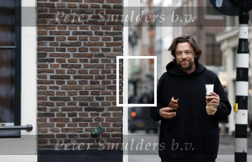 Amsterdam 4 maart 2021
Thomas Dekker met koffietje op straat.