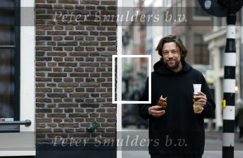 Amsterdam 4 maart 2021
Thomas Dekker met koffietje op straat.