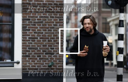 Amsterdam 4 maart 2021
Thomas Dekker met koffietje op straat.