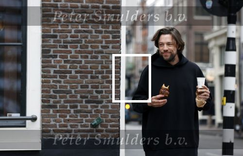Amsterdam 4 maart 2021
Thomas Dekker met koffietje op straat.