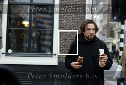 Amsterdam 4 maart 2021
Thomas Dekker met koffietje op straat.