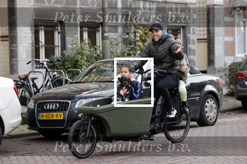 Amsterdam 25 februari 2021
Tjeerd Oosterhuis met zijn dochters op de bakfiets in Amsterdam