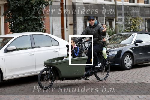 Amsterdam 25 februari 2021
Tjeerd Oosterhuis met zijn dochters op de bakfiets in Amsterdam
