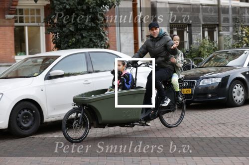 Amsterdam 25 februari 2021
Tjeerd Oosterhuis met zijn dochters op de bakfiets in Amsterdam