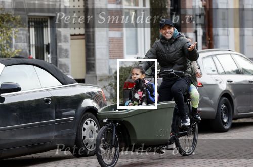 Amsterdam 25 februari 2021
Tjeerd Oosterhuis met zijn dochters op de bakfiets in Amsterdam