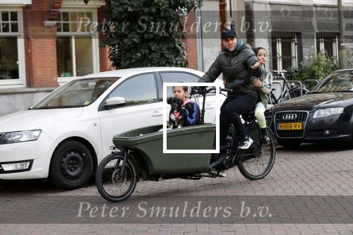 Amsterdam 25 februari 2021
Tjeerd Oosterhuis met zijn dochters op de bakfiets in Amsterdam