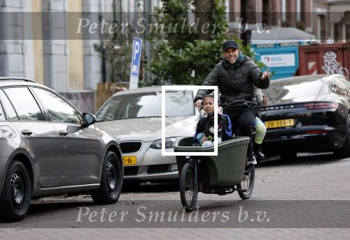 Amsterdam 25 februari 2021
Tjeerd Oosterhuis met zijn dochters op de bakfiets in Amsterdam