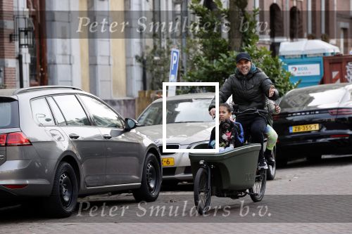 Amsterdam 25 februari 2021
Tjeerd Oosterhuis met zijn dochters op de bakfiets in Amsterdam