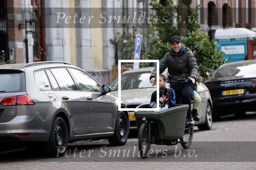 Amsterdam 25 februari 2021
Tjeerd Oosterhuis met zijn dochters op de bakfiets in Amsterdam