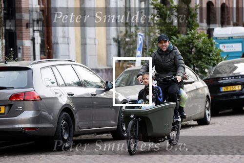 Amsterdam 25 februari 2021
Tjeerd Oosterhuis met zijn dochters op de bakfiets in Amsterdam