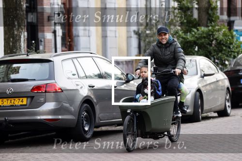 Amsterdam 25 februari 2021
Tjeerd Oosterhuis met zijn dochters op de bakfiets in Amsterdam