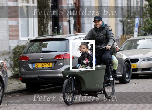 Amsterdam 25 februari 2021
Tjeerd Oosterhuis met zijn dochters op de bakfiets in Amsterdam