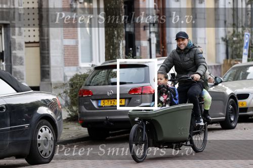 Amsterdam 25 februari 2021
Tjeerd Oosterhuis met zijn dochters op de bakfiets in Amsterdam