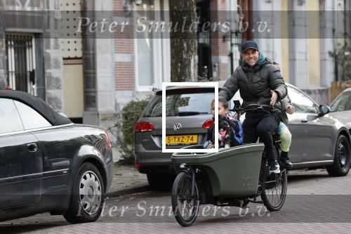 Amsterdam 25 februari 2021
Tjeerd Oosterhuis met zijn dochters op de bakfiets in Amsterdam