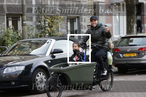 Amsterdam 25 februari 2021
Tjeerd Oosterhuis met zijn dochters op de bakfiets in Amsterdam
